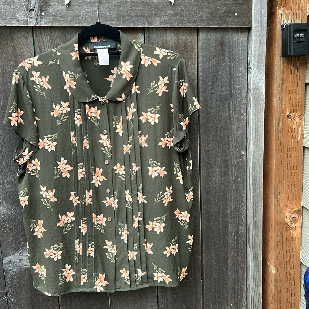 Jones New York 100% silk green retro floral button down camp shirt in size 14